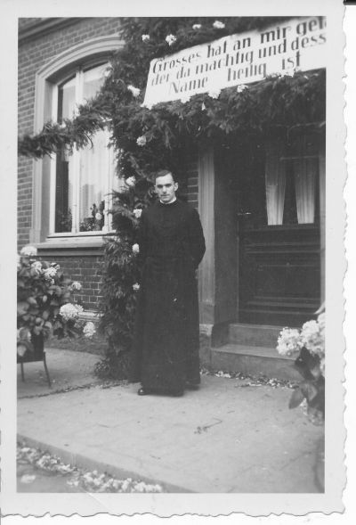 Hermann Scheipers vor dem gemieteten Elternhaus - Ochtrup.