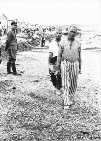 Häftlinge in Dachau (4) - Es stammt höchst wahrscheinlich von den amerikanischen Behörden.