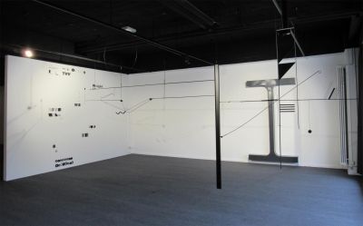 Abb. 21: Marlena Kudlicka: the weight of 8 - 2013. Pulverbeschichteter Stahl, Galerie Żak|Branicka, Berlin (Ausstellungsansicht Marl).