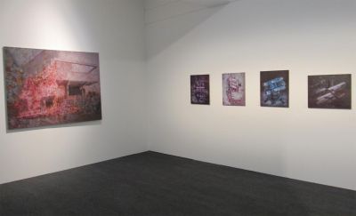 Abb. 22: Gemälde von Paweł Książek - Ausstellungsansicht. Alle Öl auf Leinwand, Galerie Żak|Branicka, Berlin.
