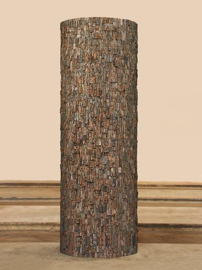 ill. 38: Wooden pillar - Bark, wood, 285 x 100 x 100 cm, de Weryha Collection, Hamburg
