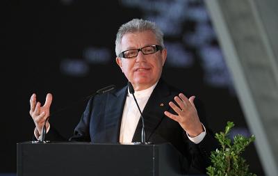 Abb. 43: Daniel Libeskind am Tag der Eröffnung des Militärhistorischen Museums der Bundeswehr in Dresden, 2011 - Daniel Libeskind am Tag der Eröffnung des Militärhistorischen Museums der Bundeswehr in Dresden, 2011.