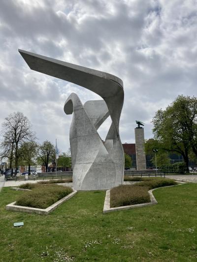 Abb. 59: „Wing“, Berlin - Plastik vor dem Eingang des Siemens-Gebäudes, Berlin.