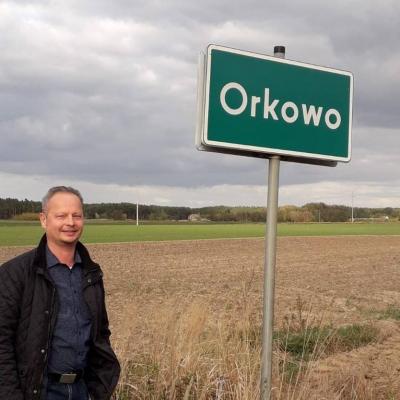 Patrick Barteit am Ortseingang Orkowo - Patrick Barteit am Ortseingang Orkowo, 2019 