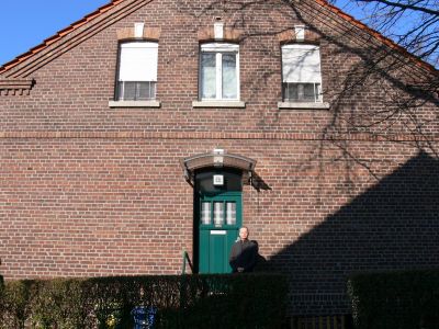 Vor dem Stammhaus 2 -  