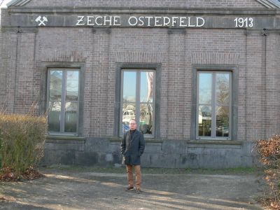Patrick Barteit vor der ehemaligen Zeche Osterfeld - Eingangstor 