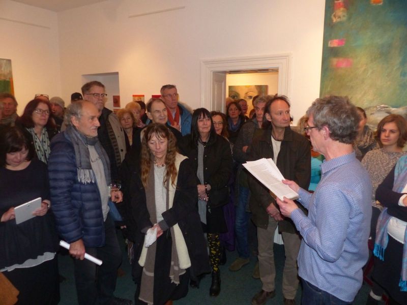 Publikum bei der Eröffnung der Ausstellung von Ewa Stefanski, 2019. – Es spricht Dr. Michael Grus.
